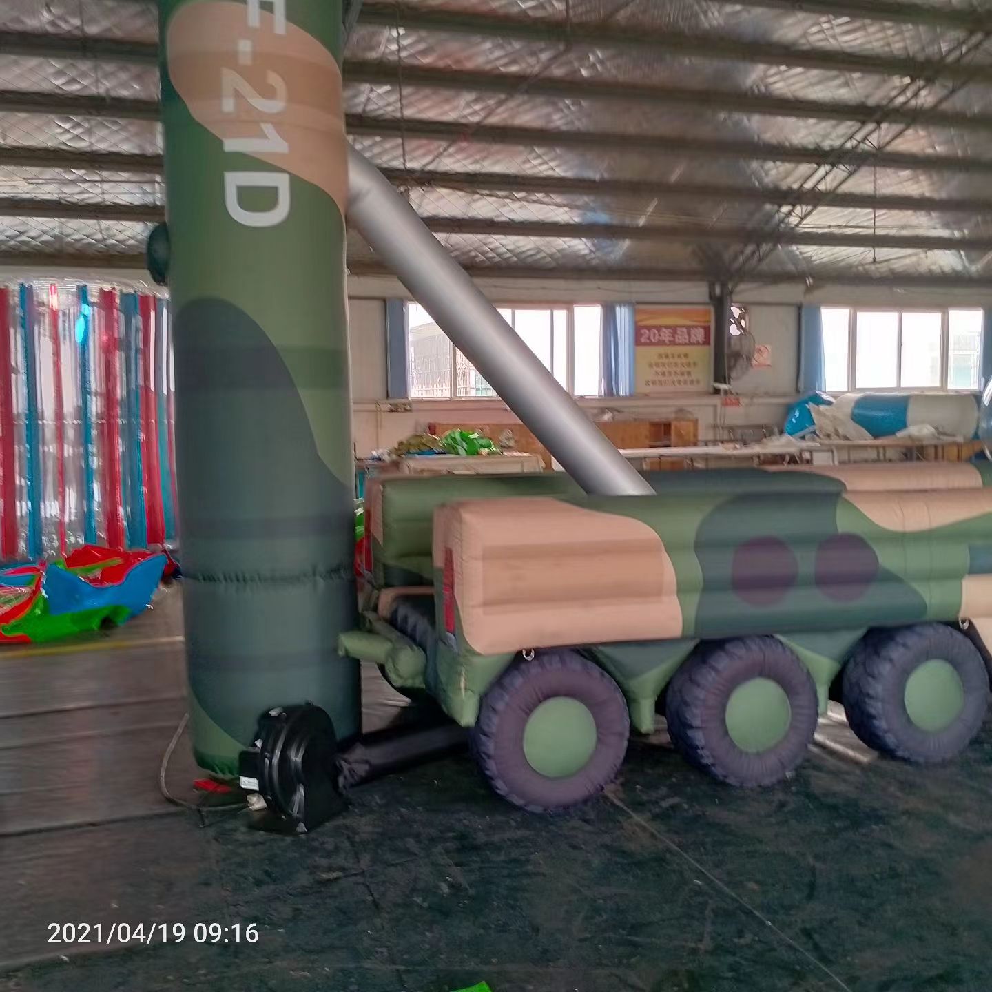 绿园军事演习中的充气目标车辆：模拟发射车雷达车坦克飞机